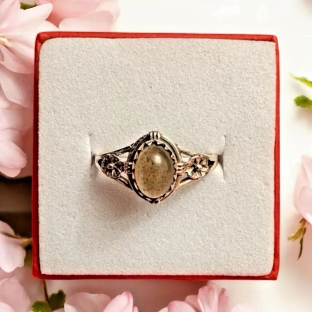 New Sterling Silver Ring  Labradorite Oval Stone  Size 6  Stunning Natural Glow